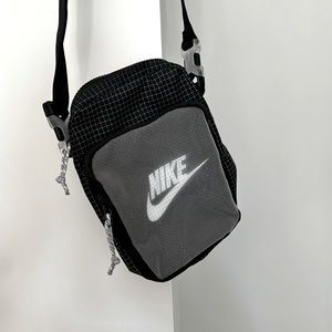 Nike | Large Crossbody Bag | Black/Gray